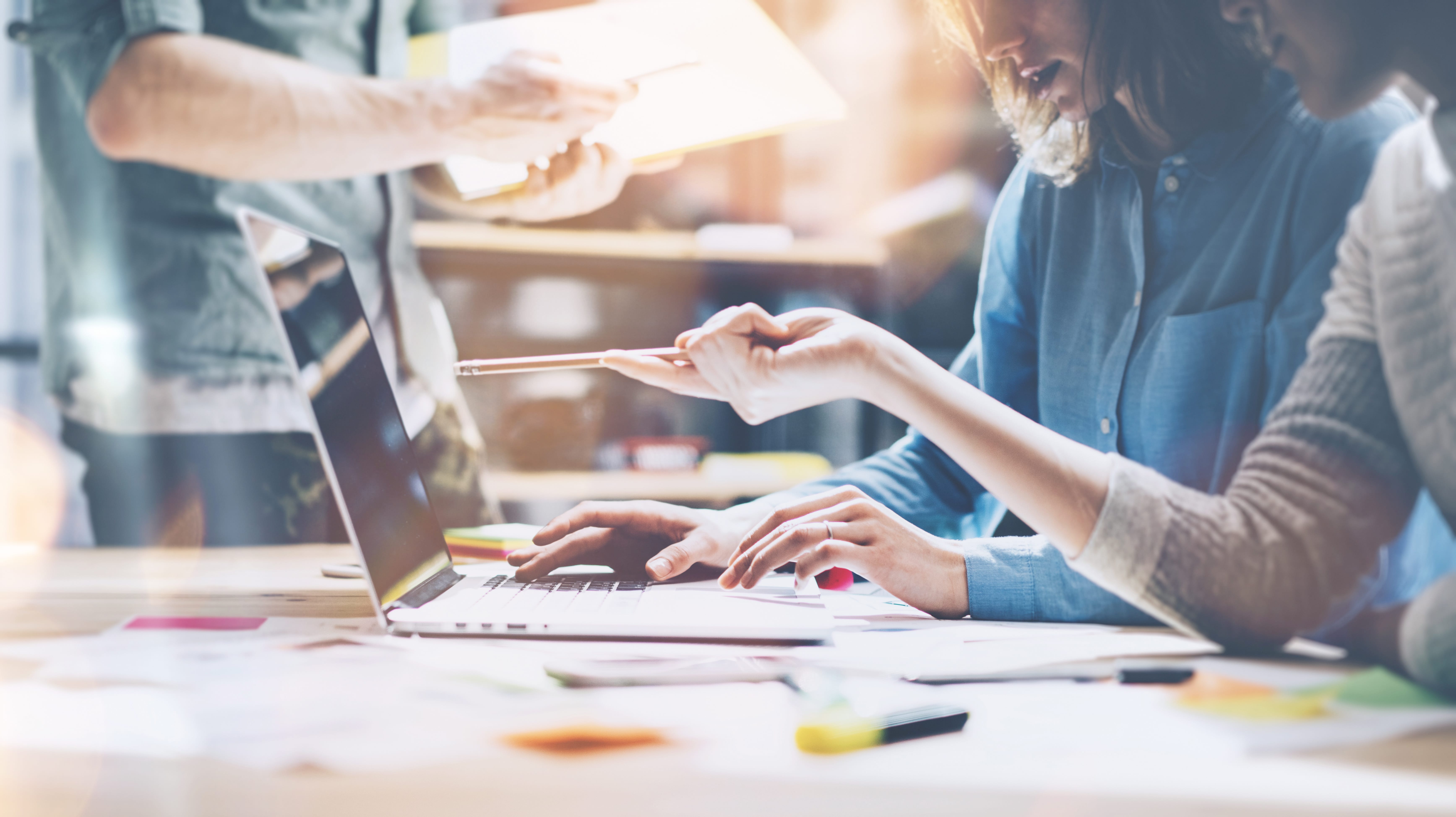 アッパークリエイティブラボ_INTRO